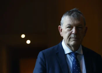 La Policía israelí cambia la bandera de la ONU por una de Israel en sede de UNRWA en Jerusalén