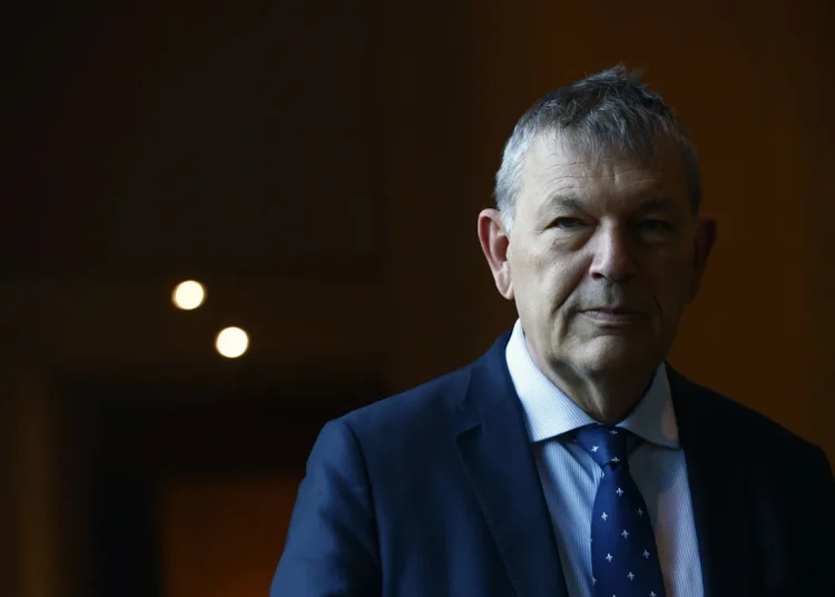 La Policía israelí cambia la bandera de la ONU por una de Israel en sede de UNRWA en Jerusalén