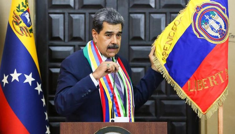 Maduro insiste en su llamado a los militares de Colombia a unirse a Venezuela