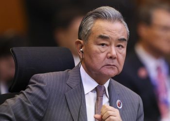 El canciller chino pide «declarar un alto el fuego lo antes posible» a Camboya y Tailandia