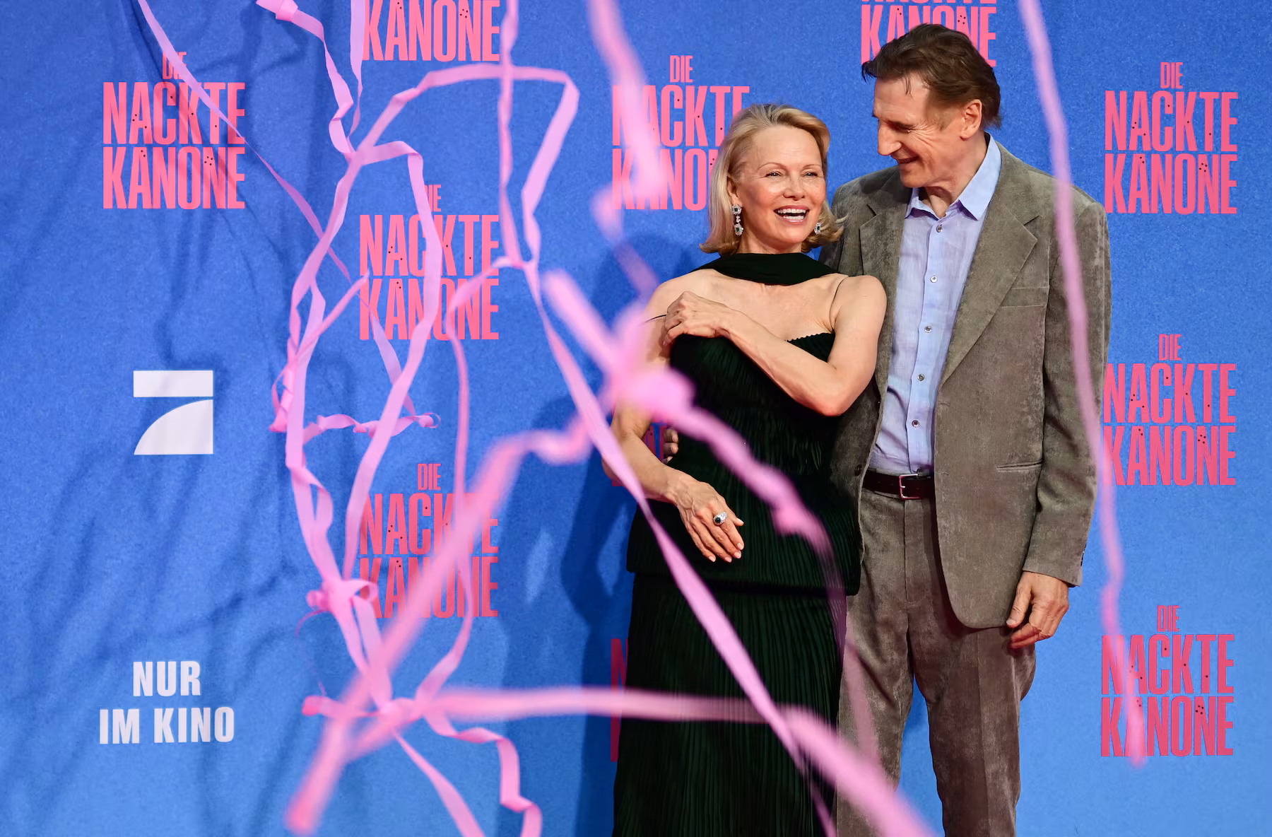 Pamela Anderson revela su fugaz y apasionado romance con Liam Neeson