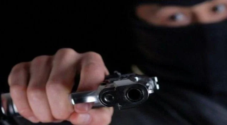 Denuncian asalto en Villa Juana; delincuentes cargan con dinero, joya de oro y celular de alta gama