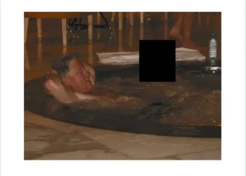 Clinton en un jacuzzi, fiestas con Jagger y Jackson figuran en archivos Epstein