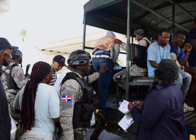 Migración afirma que detuvo a 2,052 haitianos indocumentados en operativos en todo el país
