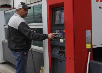 La producción industrial de México cae 0,7 % anual en octubre, pese a repunte mensual