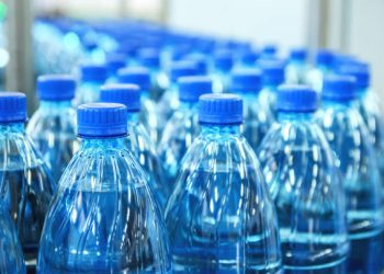 ¿Sabías que las embotelladoras de agua realmente venden la botella y no el contenido?
