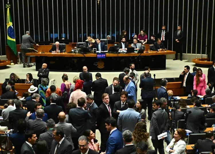 Forcejeos en el Parlamento de Brasil por un proyecto para reducir la condena a Bolsonaro