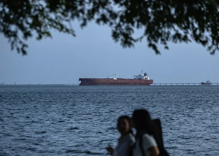 Trump ordena bloqueo total a los petroleros sancionados que entren y salgan de Venezuela