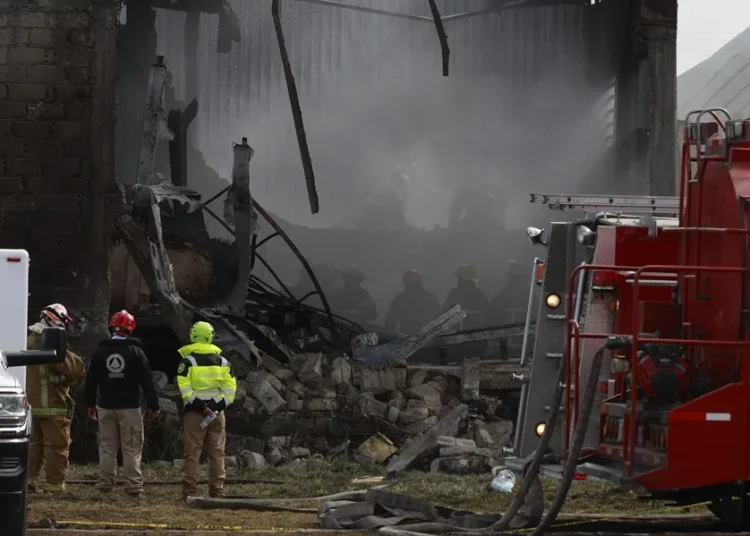 Al menos seis muertos tras la caída de una avioneta en el centro de México