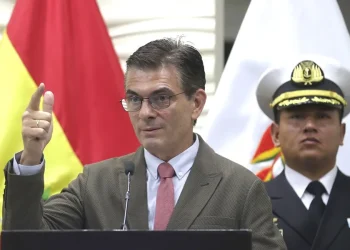 El presidente de Bolivia, Rodrigo Paz, sube un 20 % el salario mínimo y el fin de la subvención a los combustibles