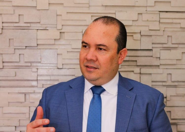 Politólogo advierte que América Latina puede quedar «atrapada» en la rivalidad entre China y EE.UU.