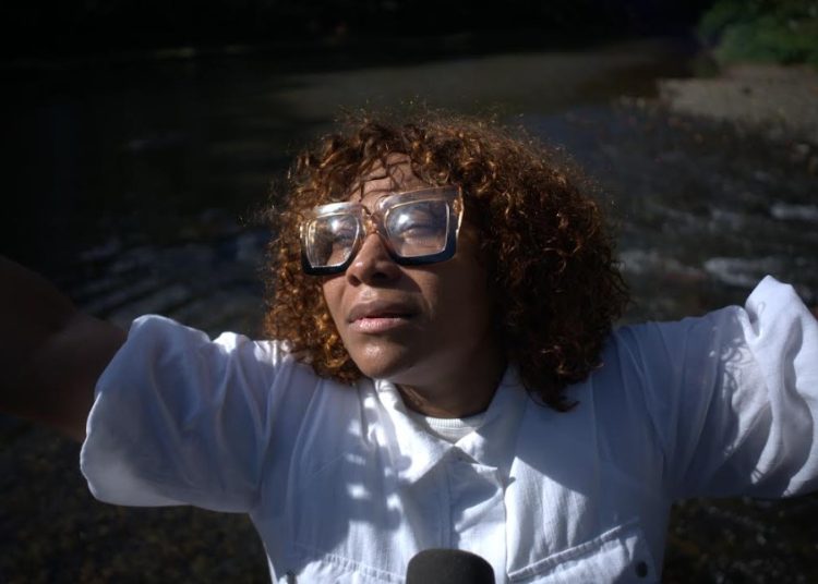 Influencer Reall Vida Acosta presenta “No Te Rindas”, su primera alabanza cristiana