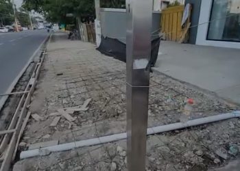 Alcalde Alex Díaz impide instalación de poste de Edenorte colocado sin permiso en plena acera en SFM