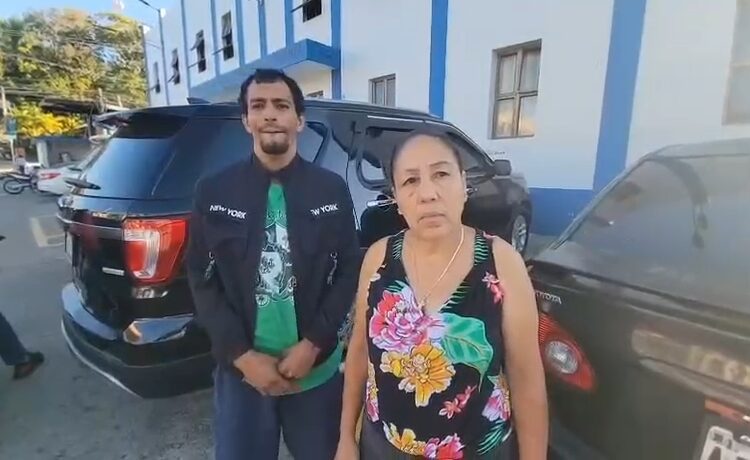 Madre denuncia presunta persecución y abusos policiales contra su hijo en Jarabacoa