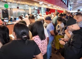 Plátanos maduros, pollo y cerdo lideran las ventas para la cena de Nochebuena en la Feria Ganadera