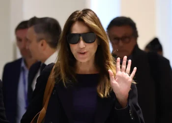 Carla Bruni anuncia que ha concluido su tratamiento contra el cáncer de mama