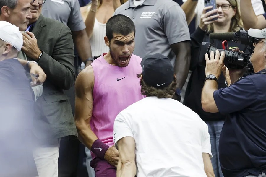 El español Carlos Alcaraz (i) abraza a su entrenador Juan Carlos Ferrero tras vencer al italiano Jannik Sinner en la final masculina individual del Abierto de Tenis de Estados Unidos en el Centro Nacional de Tenis Billie Jean King de la USTA