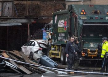 Muere una mujer en Nueva York tras estrellarse un camión de la basura contra un andamio