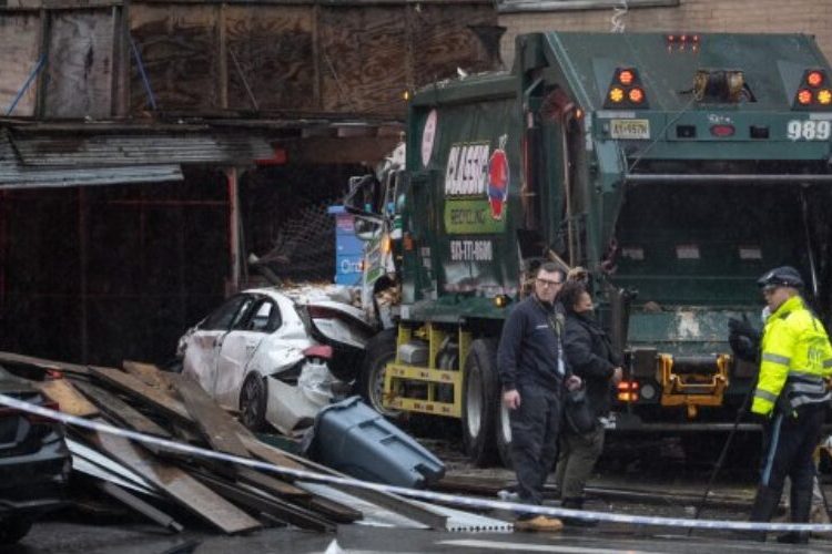 Muere una mujer en Nueva York tras estrellarse un camión de la basura contra un andamio