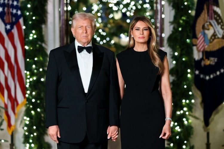 Serios, vestidos de negro y entre luces navideñas: la postal de Navidad de los Trump
