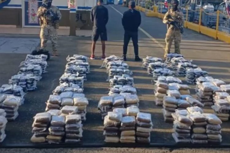 Incautan 916 paquetes de droga en una lacha interceptada en el Pacífico de Panamá
