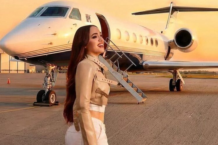 En medio de rumores de separación, Karen Yapoort revela que compró un avión privado