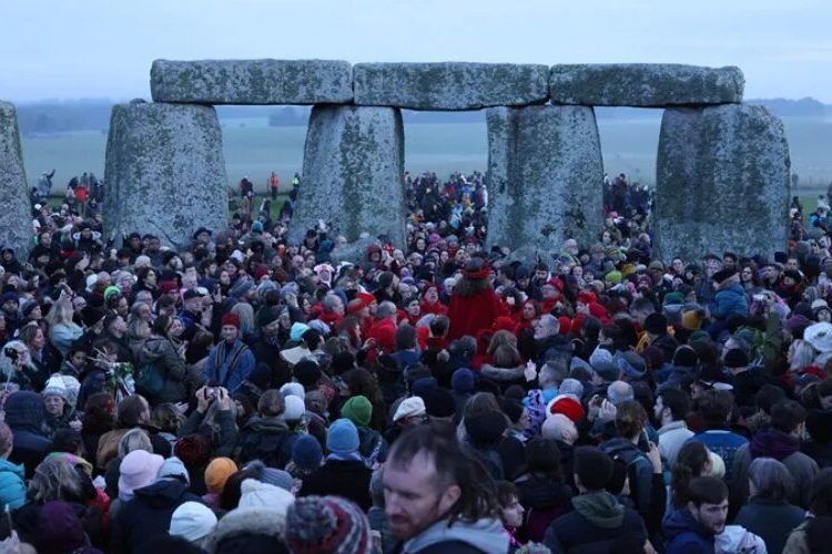 Unas 8.500 personas celebran el solsticio de invierno en el monumento de Stonehenge