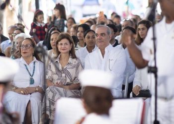 Abinader y Raquel Peña comparten villancicos navideños con familias en Casa Presidencial de Santiago