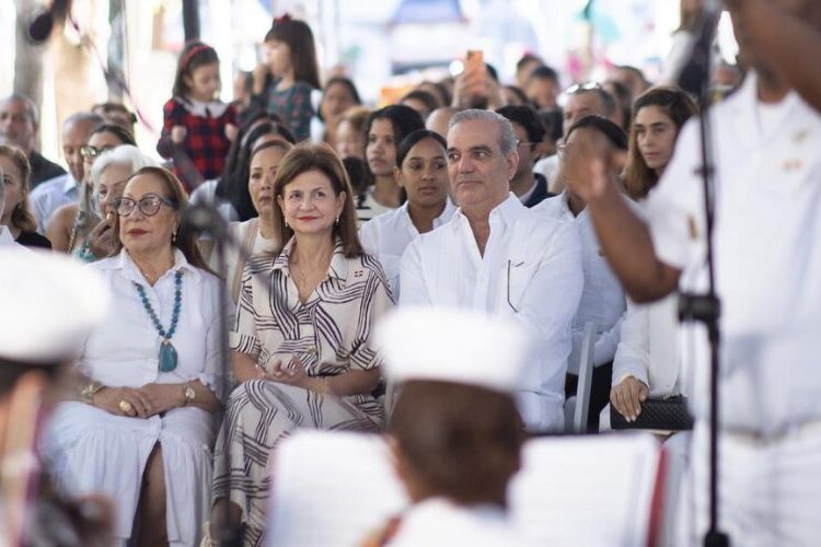 Abinader y Raquel Peña comparten villancicos navideños con familias en Casa Presidencial de Santiago