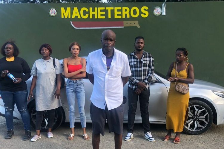 Detienen conductor que transportaba haitianos indocumentados en un vehículo en Mao