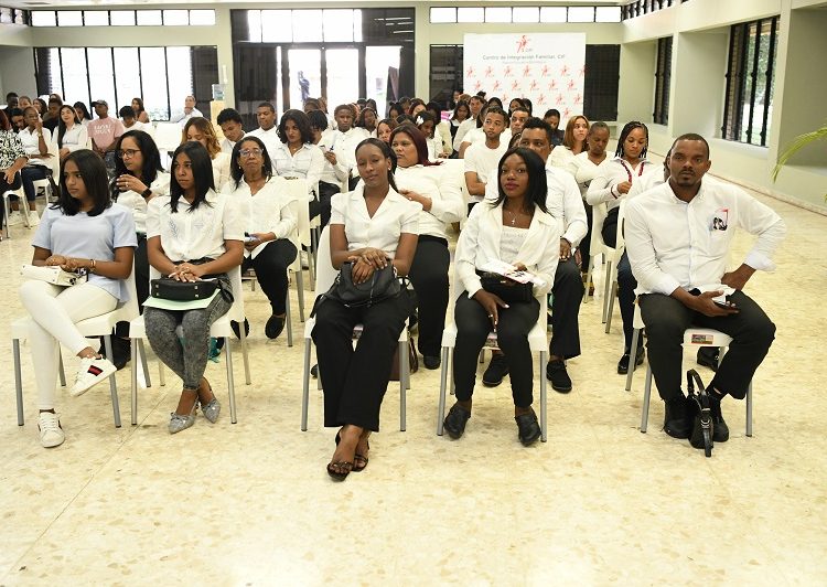 Centro de Integración Familiar gradúa a más de 3,700 personas en 2025