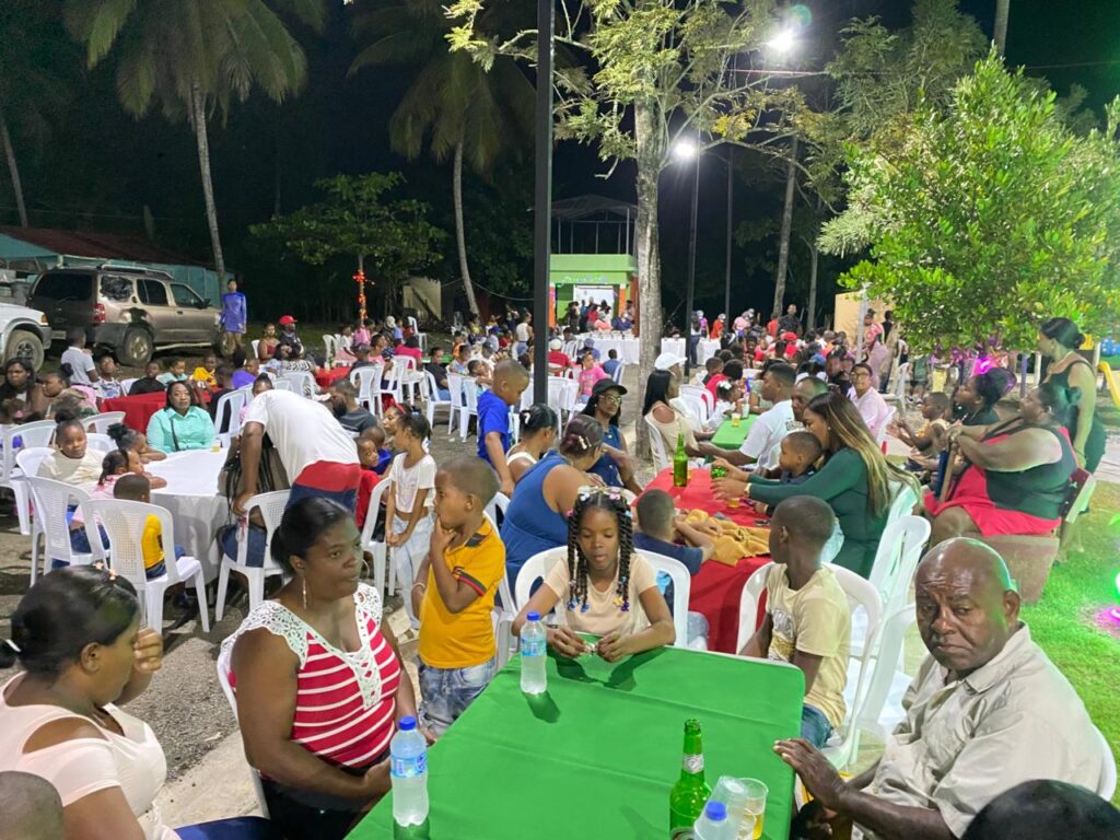 Director de la Junta Municipal de Chirino realiza encendido del árbol navideño y cena comunitaria | 2 | Director de la Junta Municipal de Chirino realiza encendido del árbol navideño y cena comunitaria - Noticias de hoy en República Dominicana | De Último Minuto
