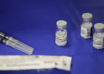 EE.UU. investiga si la vacuna de la covid-19 está relacionada con la muerte de pacientes