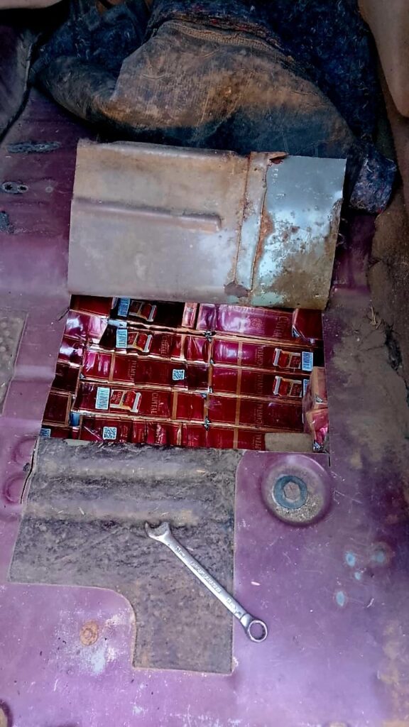 Ejército ocupa contrabando de más de 68 mil cigarrillos ocultos en caleta de una camioneta en Montecristi | 2 | Ejército ocupa contrabando de más de 68 mil cigarrillos ocultos en caleta de una camioneta en Montecristi - Noticias de hoy en República Dominicana | De Último Minuto