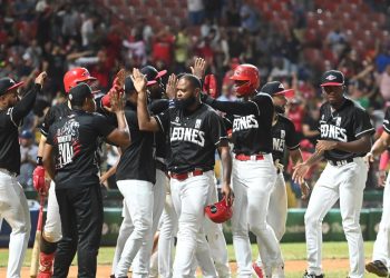 Leones dejan en el terreno a los Toros y se quedan solos en la cima del Round Robin