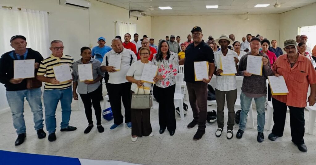 Gobernación de Azua entrega bonos navideños a juntas de vecinos - Noticias de hoy en República Dominicana | De Último Minuto