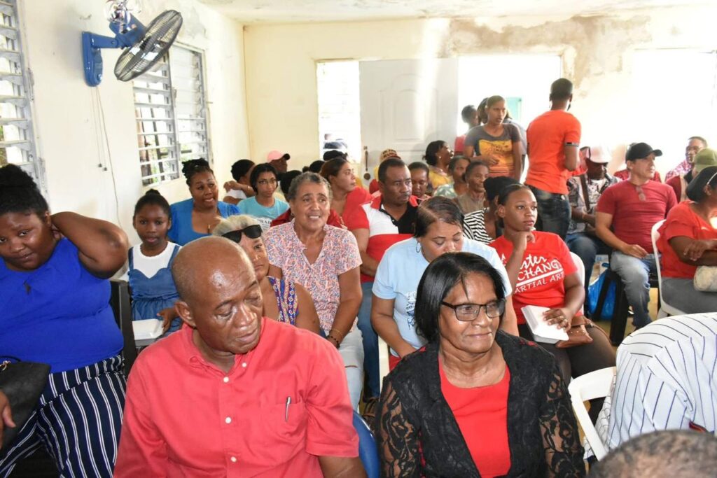 Gobernadora entrega bonos navideños a 49 juntas de vecinos de Samaná - Noticias de hoy en República Dominicana | De Último Minuto