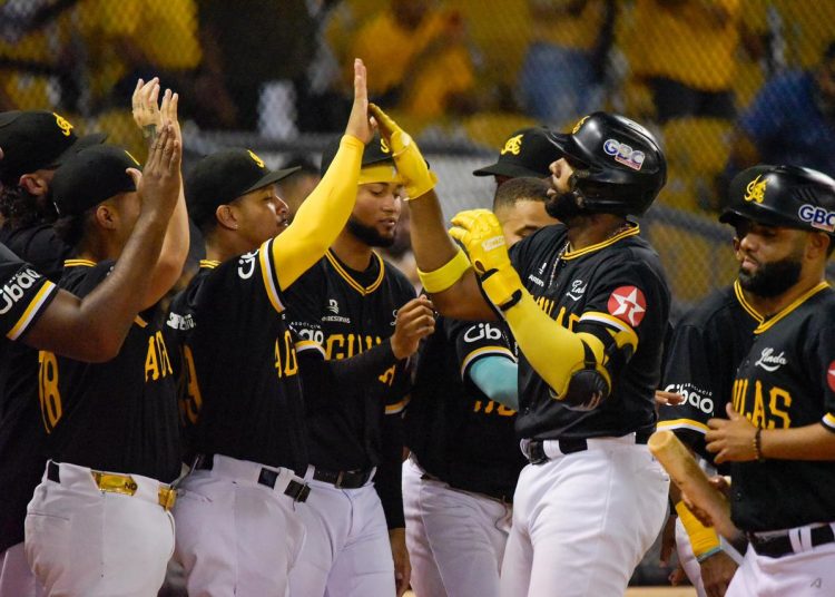 Águilas Cibaeñas dominan a los Gigantes y se mantienen invencibles en su nido