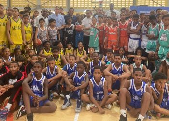 José Monegro recibe reconocimiento de Fedombal por Convivio Nacional de Minibaloncesto