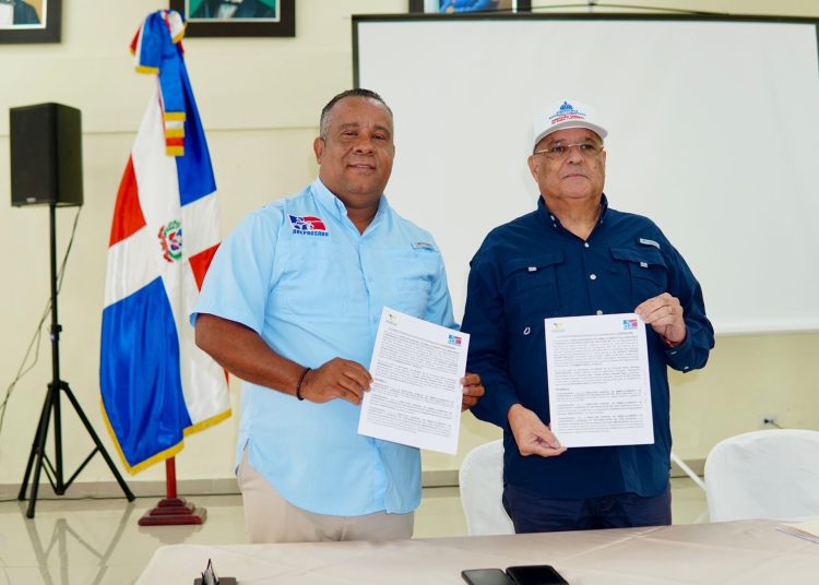 Firman acuerdo para acondicionar estadios de béisbol en la provincia Santo Domingo