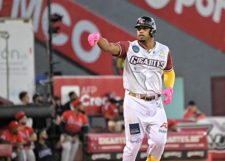 De los Santos lidera victoria de los Gigantes y aprieta la lucha por la clasificación