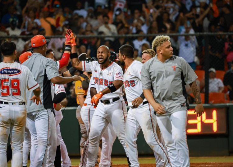 Bryan De La Cruz vuelve a castigar y lidera remontada de los Toros ante las Águilas