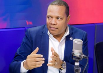 Eddy Alcántara defiende al presidente Abinader ante caso Senasa y afirma han traicionado su confianza