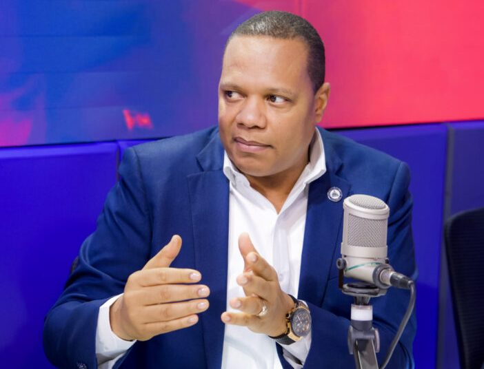 Eddy Alcántara defiende al presidente Abinader ante caso Senasa y afirma han traicionado su confianza