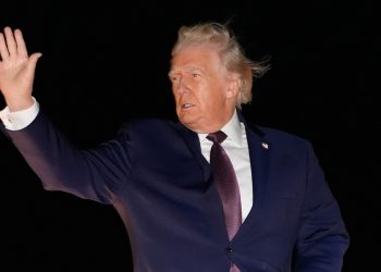 Trump remueve decenas de embajadores en una purga sin precedentes