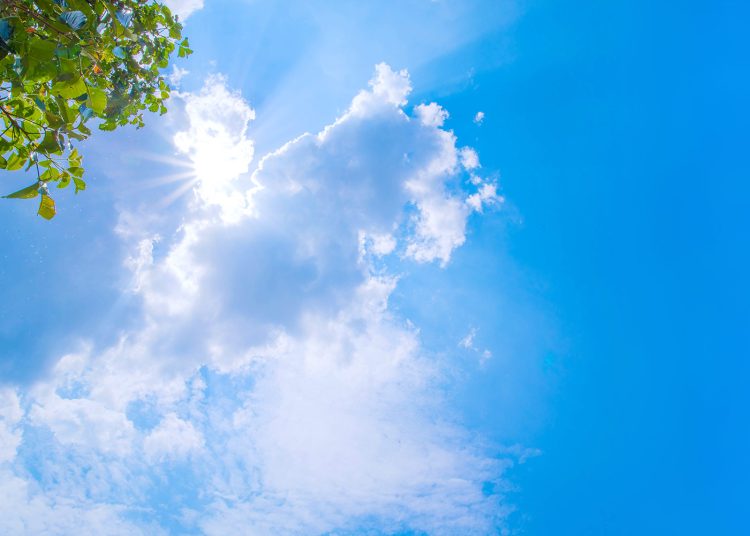 Buen tiempo predomina en gran parte del país, con chubascos aislados por viento del noreste