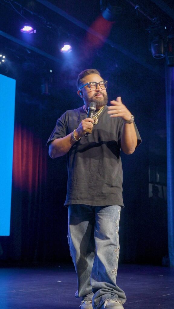 Josell Hernández estrena el Confe-Show ante más de 500 personas en Escenario 360 - Noticias de hoy en República Dominicana | De Último Minuto