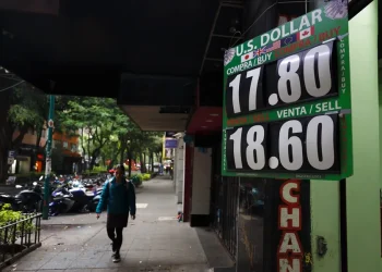 Remesas hacia México bajarán un 5 % en 2025 por las agresivas políticas de Trump