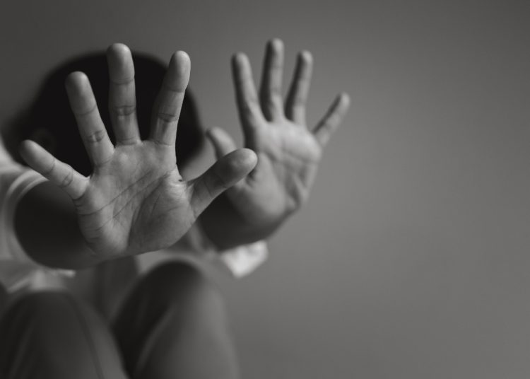 Hombre mata a golpes con un block a su esposa e hijo de tres años en Santiago