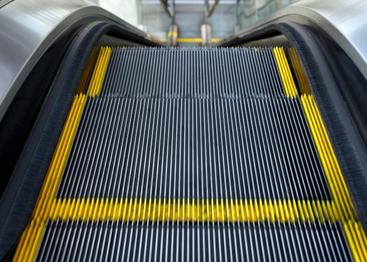 Pánico en universidad de Bangladesh tras falla repentina de escalera mecánica